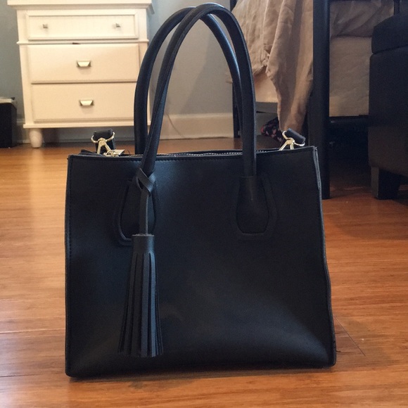 Forever 21 Handbags - Black forever 21 crossbody bag